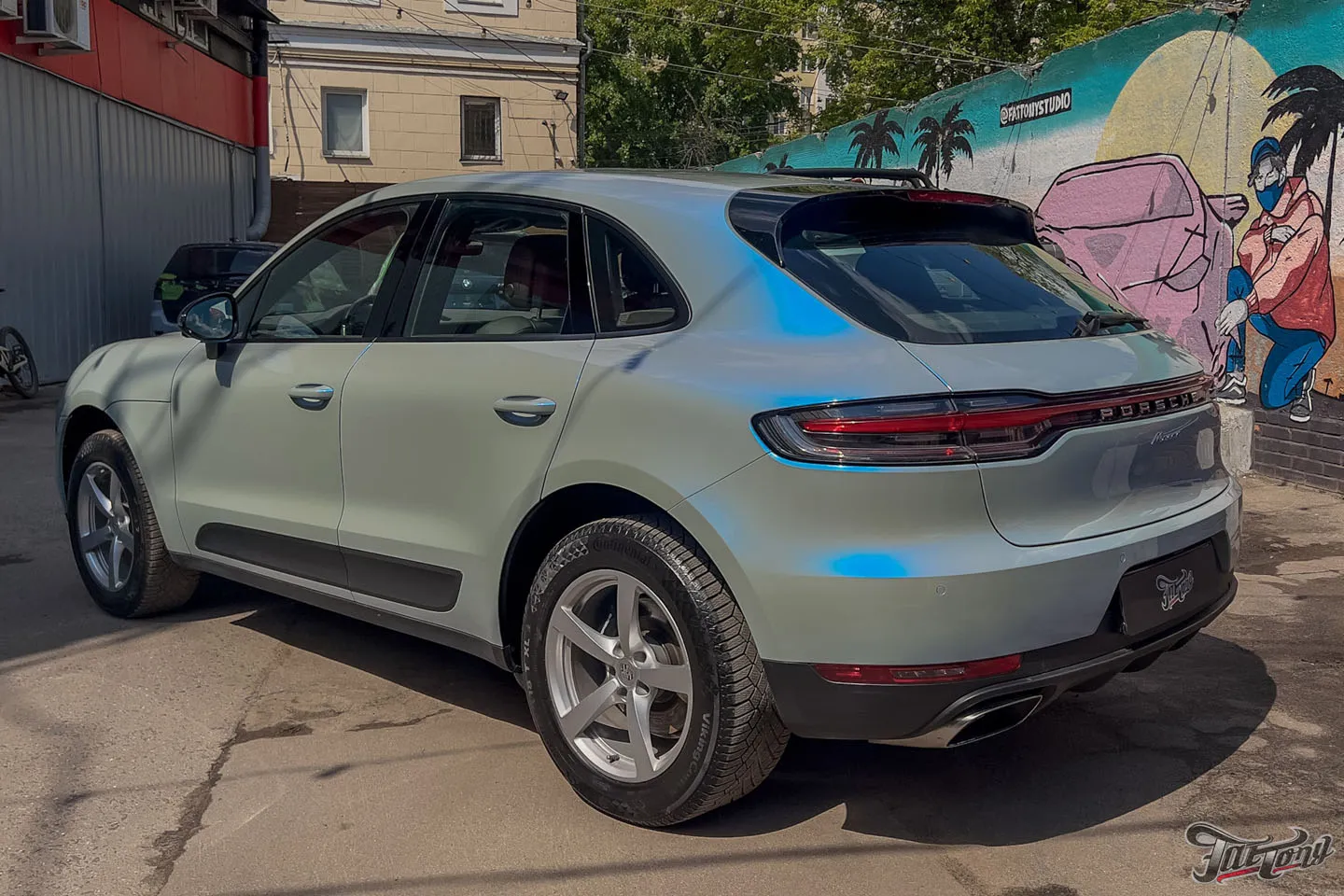 Оклеили Porsche Macan в потрясающий перламутровый голубой винил!